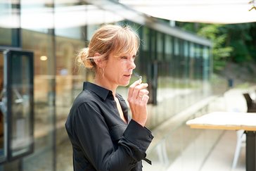 Frau mittleren Alters, die eine Zigarette raucht