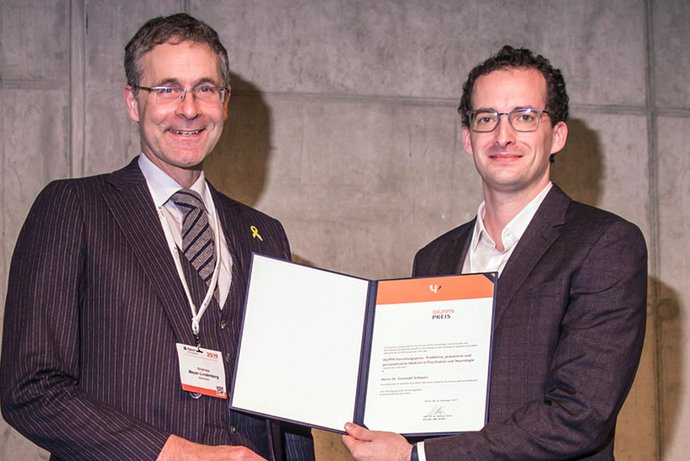 Dr. Emanuel Schwarz (rechts) erhält den DGPPN-Preis für präventive und personalisierte Medizin. ZI-Vorstandsvorsitzender Prof. Dr. Andreas Meyer-Lindenberg gratuliert. Foto: © ZI