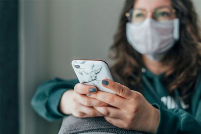 Eine Frau sucht sich mit Hilfe ihres Smartphones psychische Unterstützung.