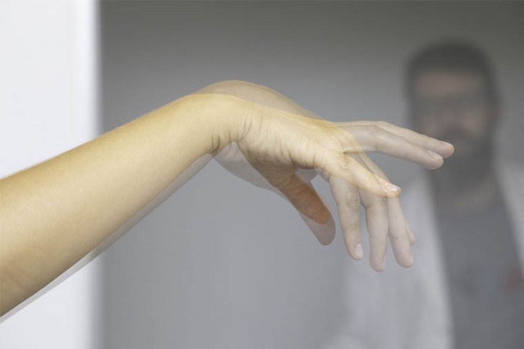 Eine Hand bewegt sich beim Arzt.