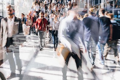 Ein besonderes Gewicht legt der konzeptionelle Ansatz auf eine umfassende Einbindung von Betroffenen. Aufklärung über psychische Erkrankungen, Entstigmatisierung und die Vermittlung von Wissen zur Hilfe und Selbsthilfe gehören ebenfalls dazu.