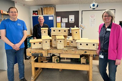 The built nesting boxes are placed on a workbench at the handover.