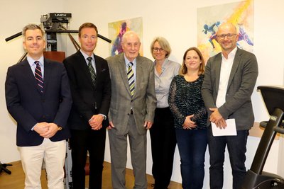 PD Dr. Dusan Hirjak, Andreas-W. Möller, Will Herrmann, Antje Breisacher, Nadine Schenkel und Dr. Marcus Fähnle stehen bei der Eröffnung des neuen Sportraums im Therapiegebäude des ZI.  