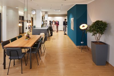 Das Foto zeigt den Blick in die Soteria am ZI. Die Patientinnen und Patienten erhalten täglich Oxytocin in Verbindung mit einer Behandlung in der Soteria im ZI oder im häuslichen Umfeld. 