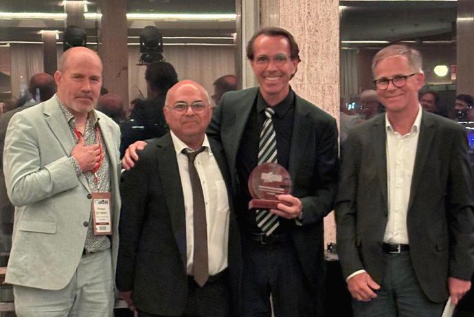 Ein Gruppenbild von Philippe de Timary, Mickael Naassila , Falk Kiefer und Marcin Wojnar bei der Preisverleihung.