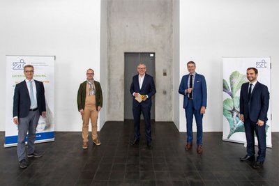 Der Aufsichtsrat des ZI tagte mit Sicherheitsabstand: (von links nach rechts) Aufsichtsratsvorsitzender Dr. Carsten Dose, der neue stellvertretende Aufsichtsratsvorsitzende Gesundheitsbürgermeister Dirk Grunert, der scheidende stellvertretende Aufsichtsratsvorsitzende Oberbürgermeister Dr. Peter Kurz, Vorstandsvorsitzender Prof. Dr. Andreas Meyer-Lindenberg und Kaufmännischer Vorstand Dr. Matthias Janta. 