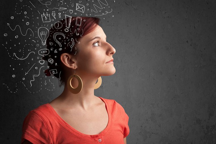 Eine junge Frau schaut in die Ferne und denkt über etwas nach. 