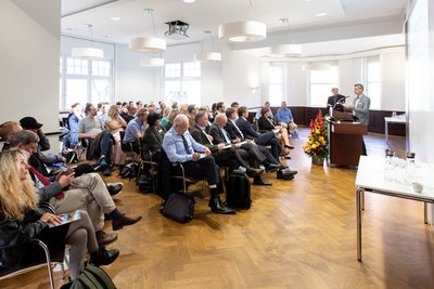 Die Teilnehmer diskutierten darüber, wie die Prävention und Behandlung von Suchterkrankungen verbessert werden kann. Foto: Nikola Haubner