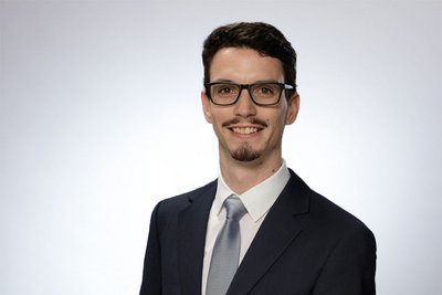 Mitarbeiterportrait von Prof Dr. Dr. Patrick Bach, der in die Kamera lächelt.