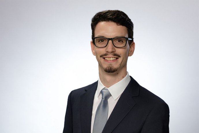 Mitarbeiterportrait von Prof Dr. Dr. Patrick Bach, der in die Kamera lächelt.