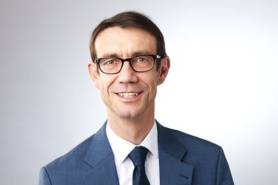 Porträtbild von Prof. Dr. Christian Schmahl, der den Betrachter anschaut.