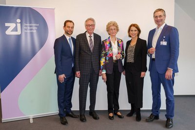 Stehen für ein Gruppenfoto zusammen (von links nach rechts): (von links nach rechts): Kaufmännischer Vorstand des ZI Dr. Matthias Janta, die Förderer Dr. Hans-Werner und Josephine Hector; Wissenschaftsministerin Petra Olschowski, sowie ZI-Vorstandsvorsitzender Prof. Dr. Andreas Meyer-Lindenberg. 