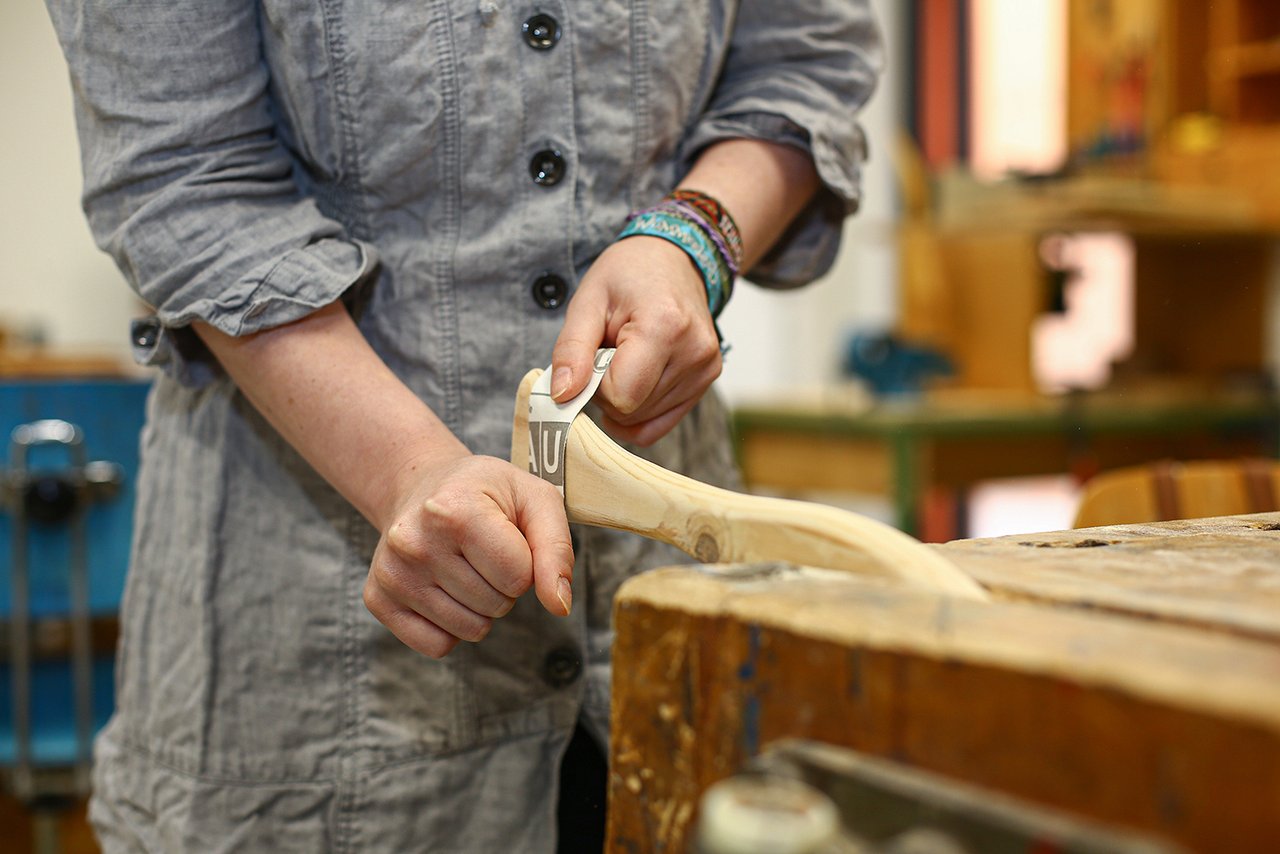 Frau beim Arbeiten in der Werkstatt 