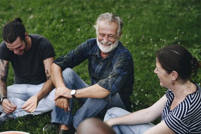 Menschen, die stärker von sozialem Kontakt profitieren, weisen eine höhere soziale Kompetenz und eine veränderte Struktur in einem Teil des Vorderhirns auf, der mit Resilienz und Risiko für psychische Erkrankungen assoziiert ist.