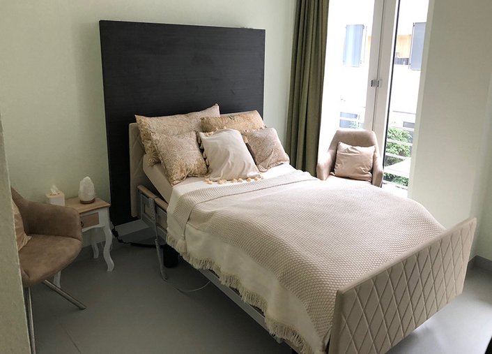 Ein gemütliches Bett im Therapieraum 