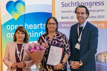 The award winner Sabine Hoffmann can be seen together with Prof. Eva Hoch and Prof. Falk Kiefer at the award ceremony in Berlin. 