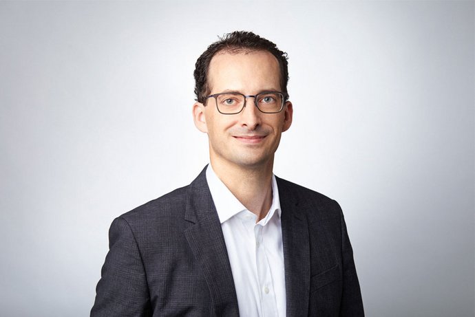 Prof. Emanuel Schwarz blickt in die Kamera.