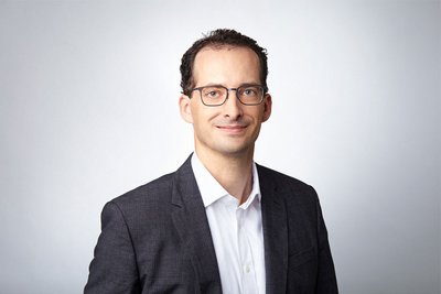 Prof. Emanuel Schwarz blickt in die Kamera.