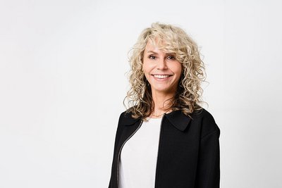 Nathalie Holz blickt lächelnd in die Kamera.