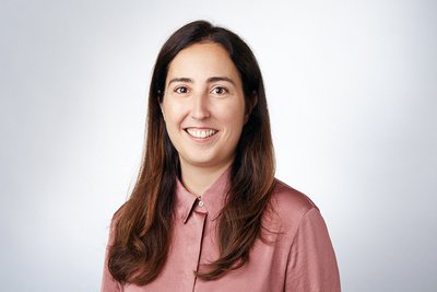 Porträtbild von Prof. Dr. Ana Oliveira, die lächelnd in die Kamera schaut.