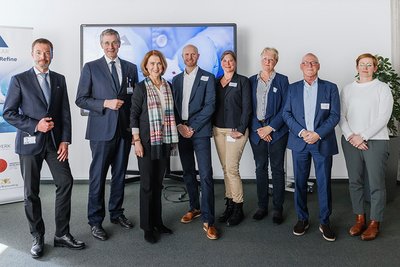 Ministerin Olschowski mit dem Team des 3R-Zentrums Rhein-Neckar