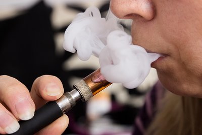 Nebelartige Dampfwolken beim Rauchen von E-Zigaretten