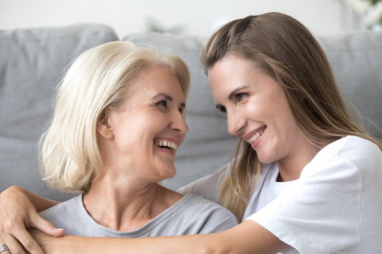 Zwei Menschen, die sich nahe stehen: Mutter und Tochter. 