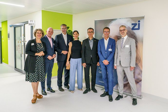 Prof. Dr. Diana Pretzell, Erste Bürgermeisterin von Mannheim, Dr. Hans J. Reiter, Ministerialdirektor im Wissenschaftsministerium, Prof. Dr. Andreas Meyer-Lindenberg, Vorstandsvorsitzender des ZI, Flavia Zaka, Gattin des Ministerpräsidenten, Ministerpräsident Cem Özdemir, Andreas-W. Möller, Kaufmännischer Vorstand des ZI, Dr. Carsten Dose, Vorsitzender des Aufsichtsrats des ZI