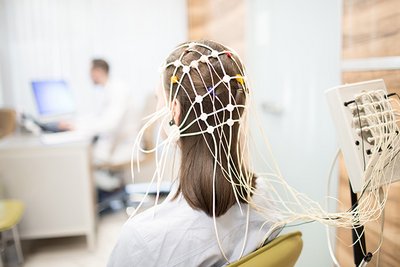 Messung der Hirnaktivität bei einer Patientin