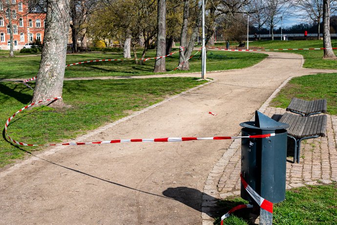 Eine Parkanlage ist im April 2020 durch ein Band abgesperrt. Besucher dürfen den Park nicht betreten.