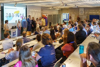 Das Standort-Board begrüßt das Publikum zum Auftakt der Symposiums.