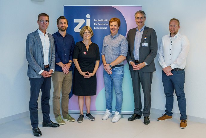 Gruppenbild von Andreas-W. Möller, Max Blöh, Prof. Dr. Anne Koopmann, Jonas Becker, Prof. Dr. Andreas Meyer-Lindenberg und Felix Kern bei der Spendenübergabe am ZI. 