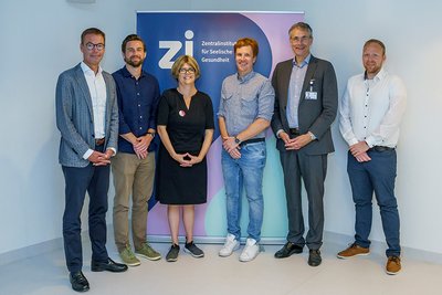 Gruppenbild von Andreas-W. Möller, Max Blöh, Prof. Dr. Anne Koopmann, Jonas Becker, Prof. Dr. Andreas Meyer-Lindenberg und Felix Kern bei der Spendenübergabe am ZI. 