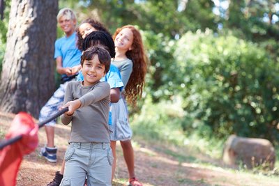 Eine Gruppen von Kindern spielt in der Natur.