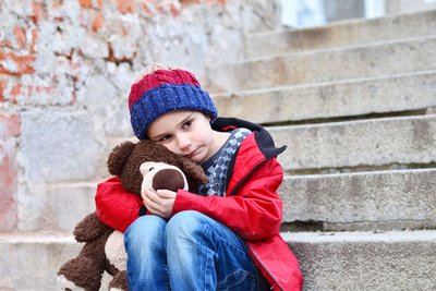 Schätzungsweise drei Millionen Kinder psychisch erkrankter Eltern und 2,6 Millionen Kinder mit einem suchterkrankten Elternteil leben in Deutschland. Diese Kinder werden oft übersehen und nicht ausreichend unterstützt.