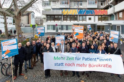 MitarbeiterInnen des ZI protestieren gegen eine neue Richtlinie, die die Versorgung von PatientInnen gefährdet und unterstützen eine Petition beim Deutschen Bundestag. 