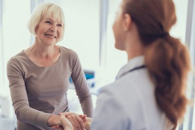 Eine Frau wird beim Sozialpsychiatrischen Dienst in Mannheim geholfen. 