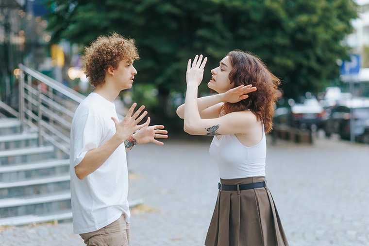 Ein junges Pärchen in einem hitzigen Streit