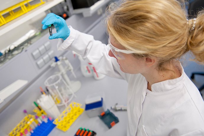 Eine Forscherin arbeitet an Proben in einer Biobank.