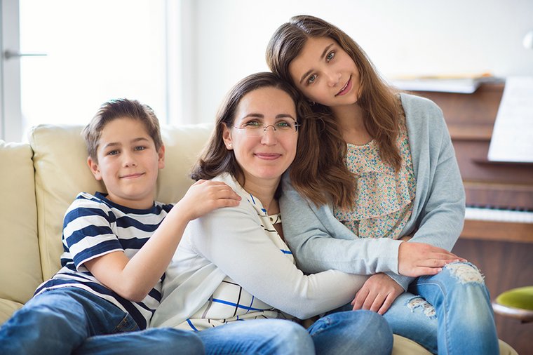 Eine Mutter mit ihren beiden Kindern im Jugendalter 