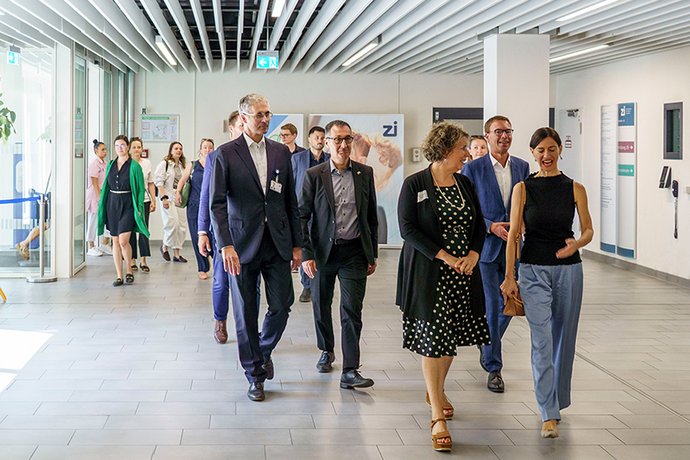rof. Dr. Andreas Meyer-Lindenberg, Vorstandsvorsitzender des ZI, Ministerpräsident Cem Özdemir, Prof. Dr. Diana Pretzell, Erste Bürgermeisterin von Mannheim, Andreas-W. Möller, Kaufmännischer Vorstand des ZI, Flavia Zaka, Gattin des Ministerpräsidenten