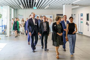 rof. Dr. Andreas Meyer-Lindenberg, Vorstandsvorsitzender des ZI, Ministerpräsident Cem Özdemir, Prof. Dr. Diana Pretzell, Erste Bürgermeisterin von Mannheim, Andreas-W. Möller, Kaufmännischer Vorstand des ZI, Flavia Zaka, Gattin des Ministerpräsidenten