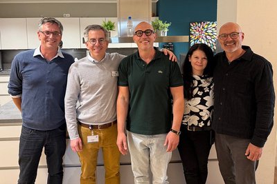 In den Räumen der Soteria am ZI stehen die Personen: Daniel Nischk (ZfP Reichenau), Dusan Hirjak, Stefan Heintz, Michaela Oster (alle drei ZI) und Martin Voss (Charité Berlin).