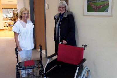 Gespendete Bezüge für Rollstühle und Rollatoren