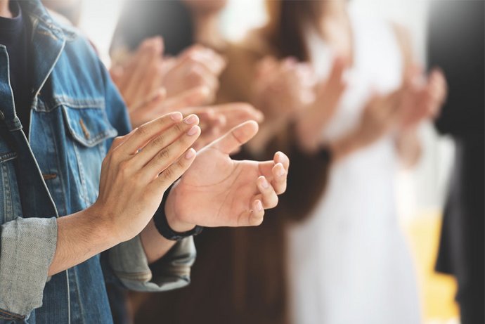 Mehrere Personen applaudieren angesichts der Auszeichnungen für ZI-Forschende.