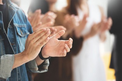 Mehrere Personen applaudieren angesichts der Auszeichnungen für ZI-Forschende.