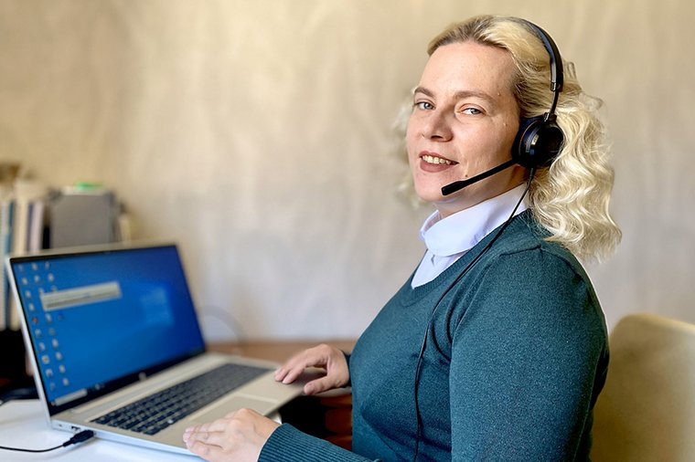 Die Hotline-Betreuerin Kateryna Esterle sitzt an einem Laptop.