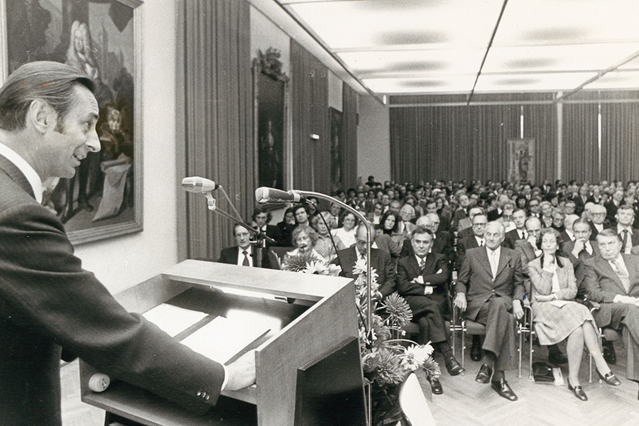 Foto einer feierlichen Ansprache mit Publikum